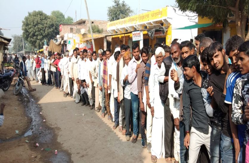 With the power crisis in the Rabi crop season, due to the shortage of fertilizers, the farmers' line was found on the shops of Karauli and Sapotra tehsil.