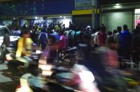 निहारिका स्थित मदिरा दुकान में मदिरा प्रेमियों का ऐसा उमड़ा हुजूम