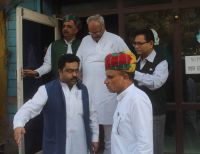 congress leaders busy in discussion with rebels