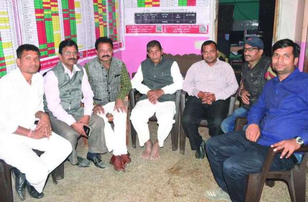 Photo Gallery : मतदान के बाद इस तरह रहा दिग्गजों का पहला दिन किसी ने किया जोड़-घटाव तो किसी ने किया हवन-पूजन