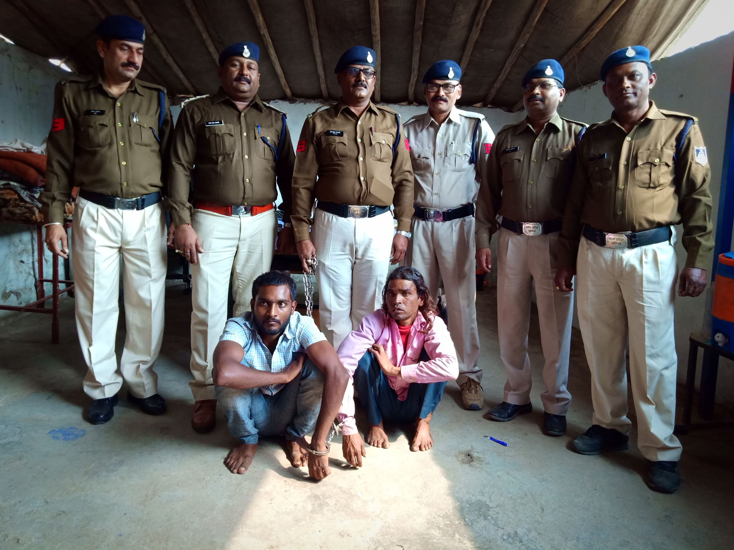 Take two people of Gwalior with illegal weapons