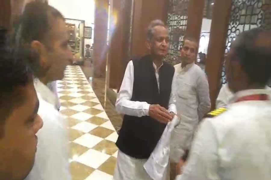 होटल से निकलते ही पायलट ने दी गहलोत को अपडेट, विमान लेट होने की सूचना पर फिर चुनावी मंथन में जुटे कांग्रेसी