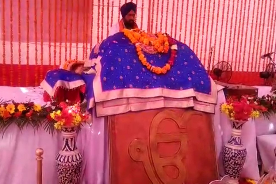 हर्षोल्लास से मनाया जा रहा है गुरु नानकदेव प्रकाशोत्सव, कीर्तन कर लंगर में दे रहे सेवा
