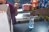 रेलवे स्टेशनों में नहीं मिल रहा 'रेल नीर', खाद्य पदार्थों से भी गुणवत्ता गायब