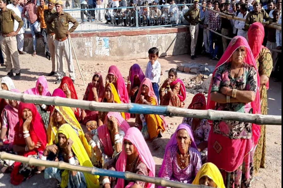 महिला प्रत्याशी के समर्थन में महिला मुख्यमंत्री ने की महिला सुरक्षा की बातें और धूप में बैठीं सुनती रहीं महिलाएं