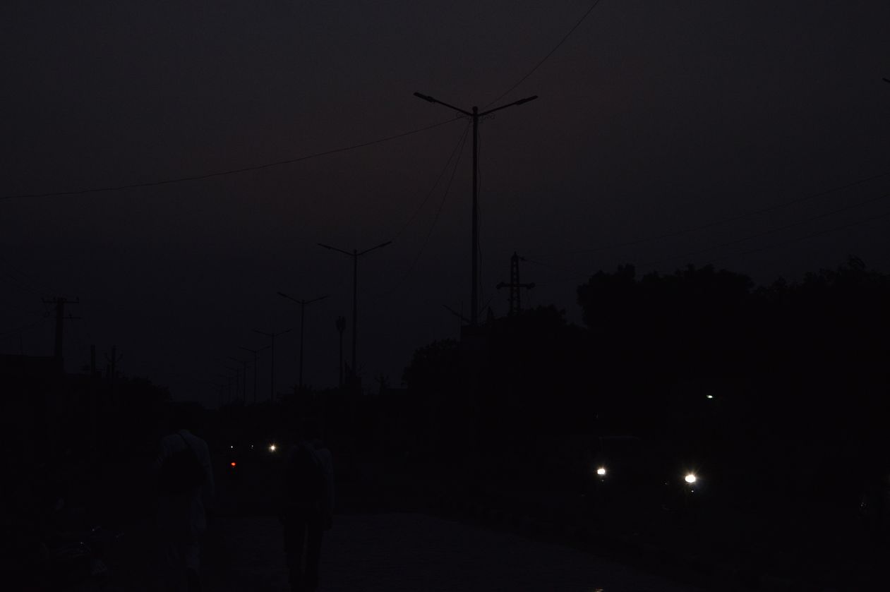 यहां तो रोडलाइट के बावजूद रहता है अंधेरा, क्यों पढि़ए पूरा समाचार