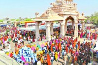 खेड़ में उमड़े श्रद्धालु, दर्शन के लिए लगी कतारें