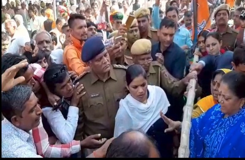 विधायक की मौजूदगी में मुख्यमंत्री को लोगों ने दिए उलाहने