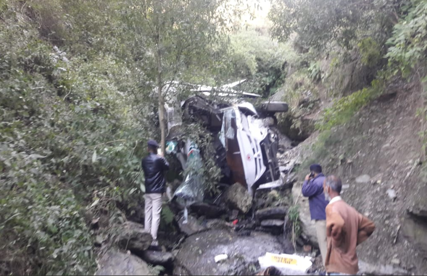 हिमाचल: पर्यटकों से भरी बस खाई में गिरी, 10 की हालत नाजुक