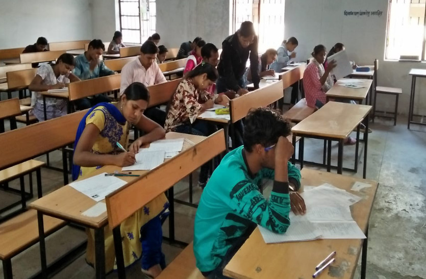 आठ परीक्षा केन्द्रों में कॉलेज की पूरक परीक्षाएं शुरू, सैकड़ों परीक्षार्थियों ने किया पर्चा हल