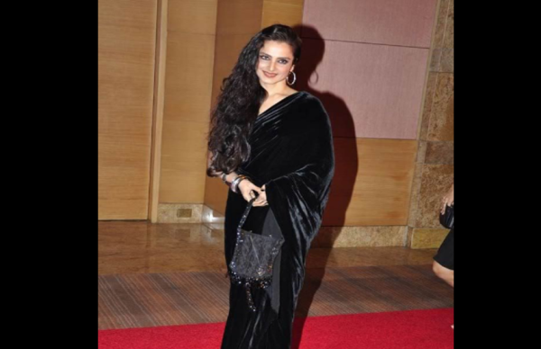 प्लास्टिक सर्जरी के बाद रेखा का यह लुक देख सभी रह गए थे हैरान, तस्वीरें देख आप भी दे बैठेंगे दिल