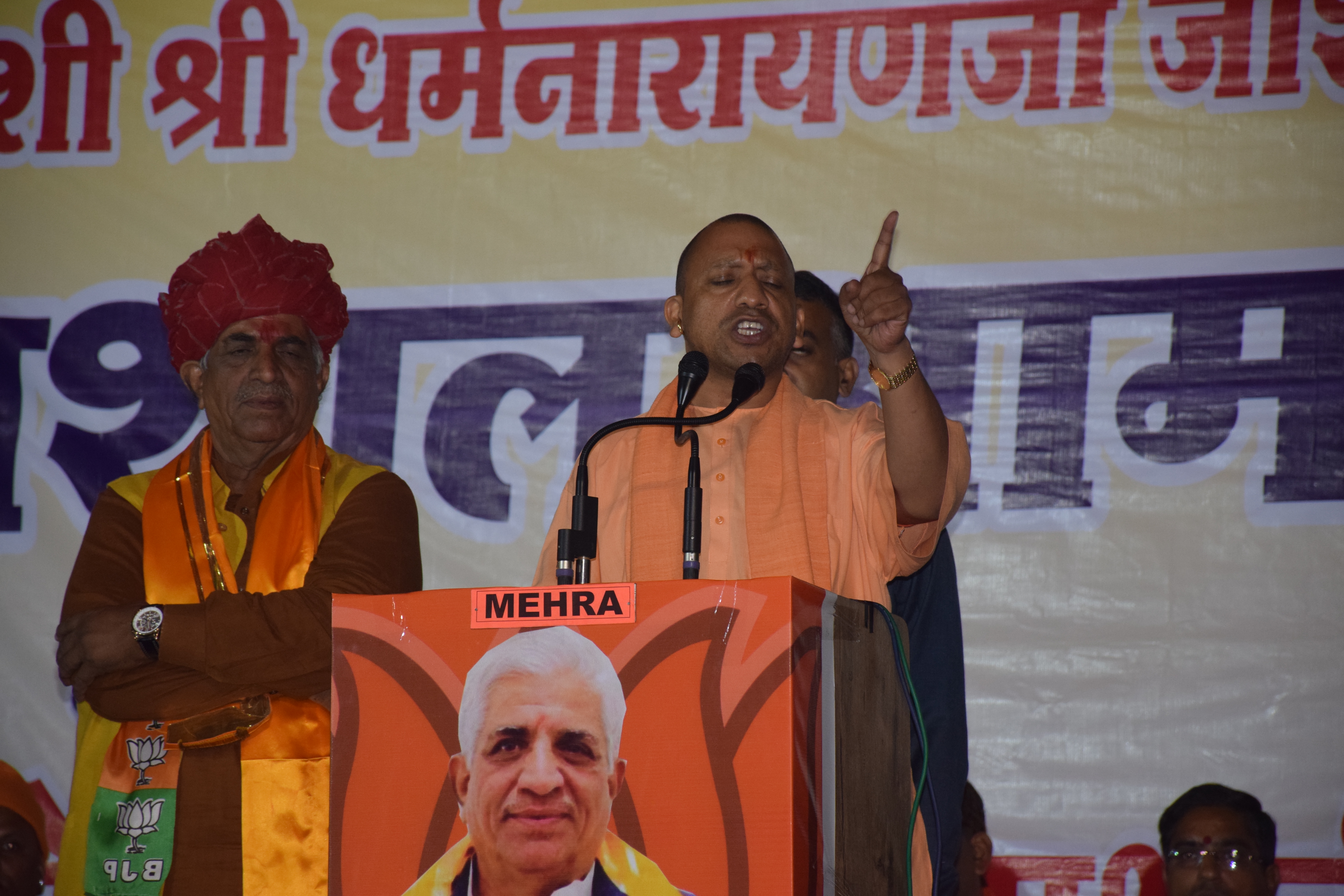 VIDEO : योगी को जयपुर एयरपोर्ट पर कांग्रेस प्रत्याशी बोला राहुल का नाम मतलब दिन खराब…