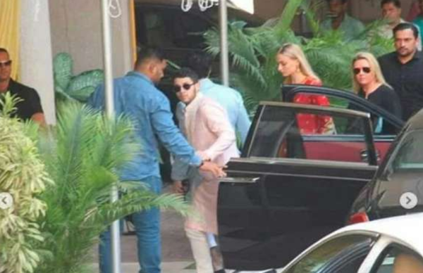 प्रियंका चोपड़ा के घर हुई पूजा में जेठानी सोफी टर्नर के देसी अंदाज ने चुराया सबका दिल