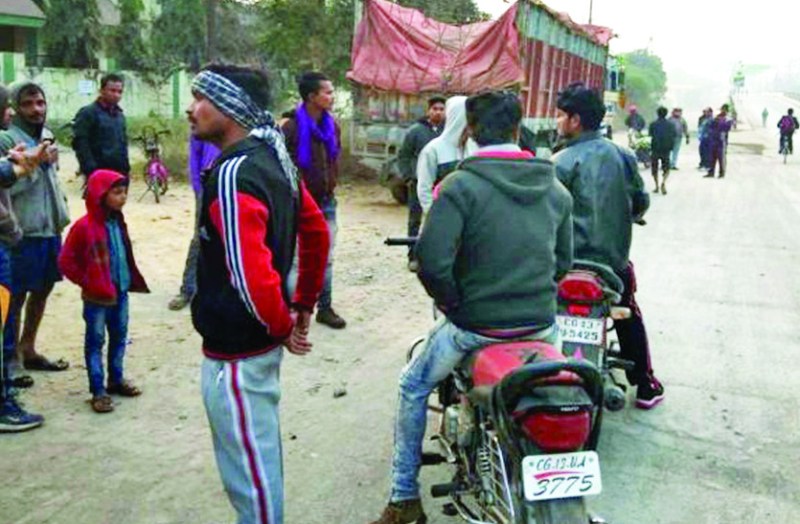 प्रतिबंध के बावजूद इस मार्ग में घुस गया ट्रेलर और ले ली एक युवक की जान, लोगों में आक्रोश