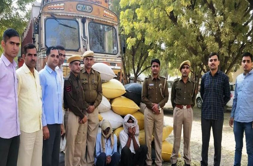 Police caught 425 kg doda post in Sayla