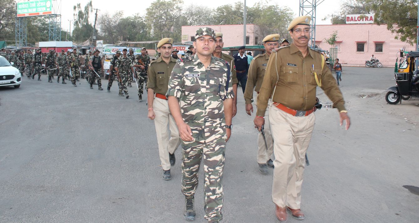 पुलिस व अद्र्ध सैनिक बल के जवानों ने फ्लैग मार्च किया