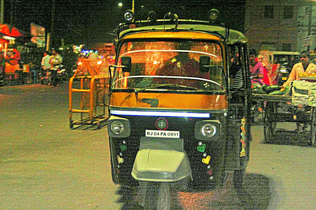 संकरे बाजार में बेरोकटोक वाहनों की आवाजाही, दुकानदार व राहगीर परेशान