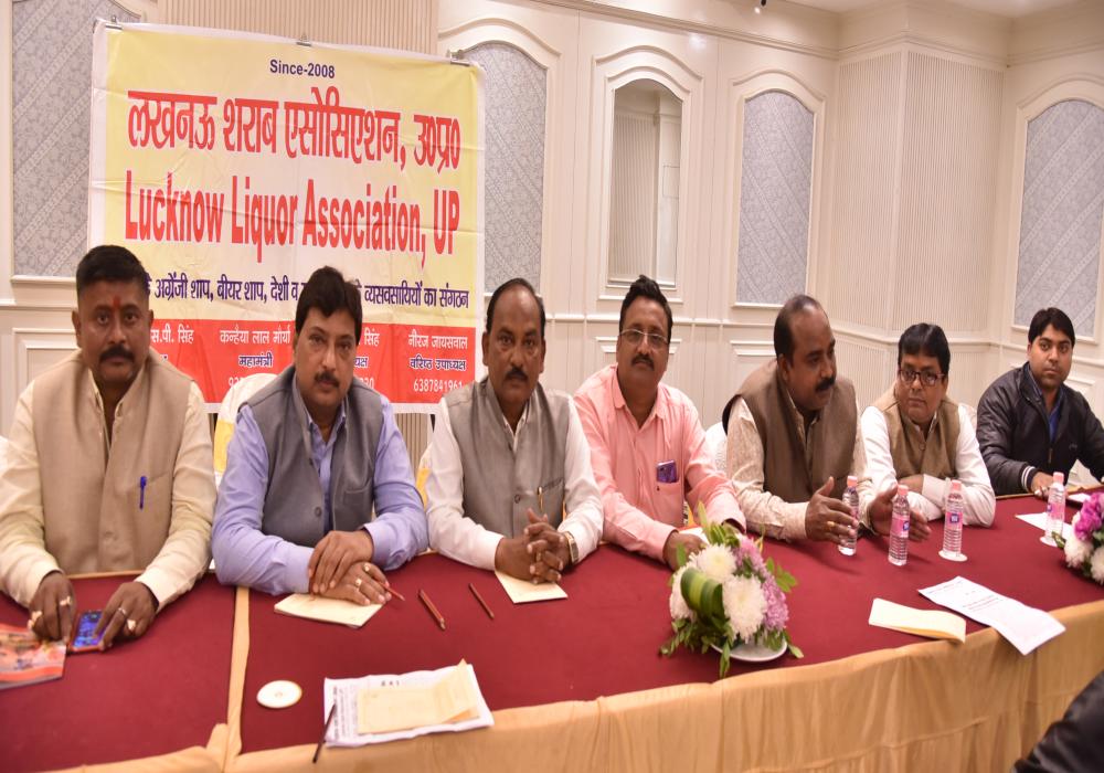 video : सरकार की नई आबकारी नीति के खिलाफ शराब कारोबारियों ने खोला मोर्चा