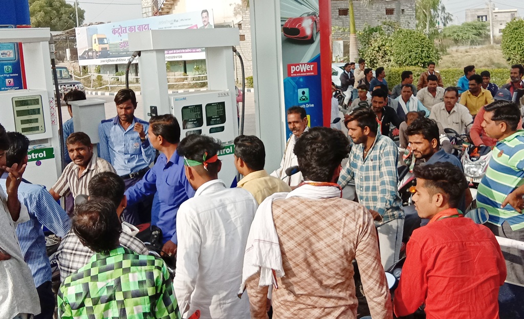 Big News : कोटा में नेताजी की बड़ी घोषणा, यहां से जितना चाहें फ्री में भरवाओ डीजल-पेट्रोल
