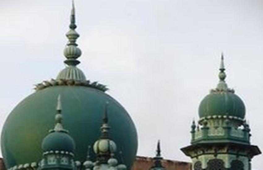 मस्जिद के बाहर लगा बोर्ड, मुस्लिम भाजपा नेता का प्रेवश वर्जित