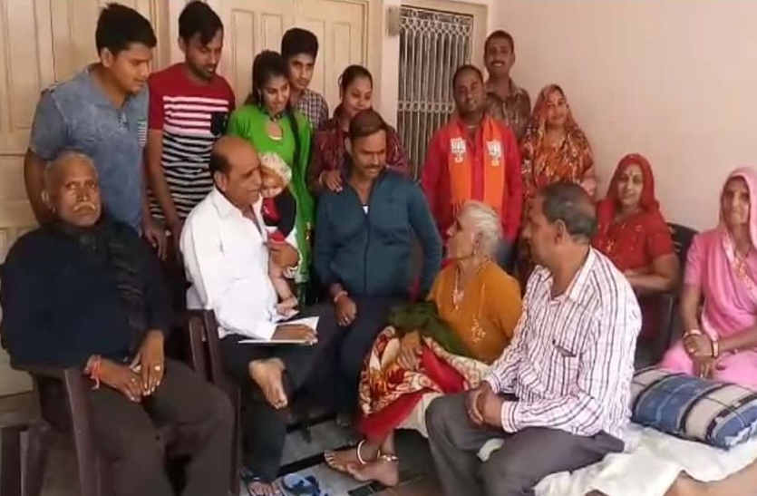 पूजा-पाठ कर परिवार की मुखिया मां से लिया आशीर्वाद