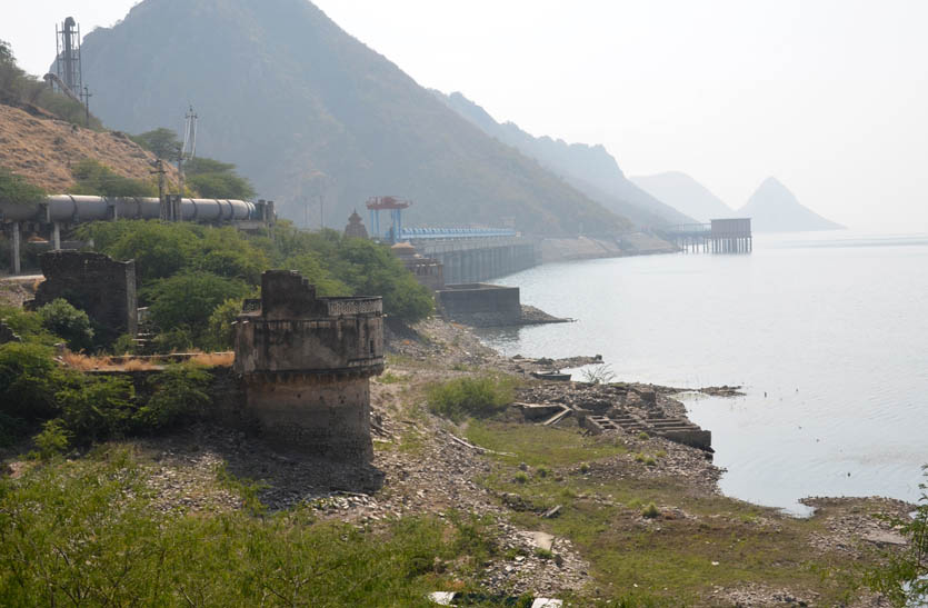 island-starts-showing-the-lack-of-water-in-bisalpur-dam