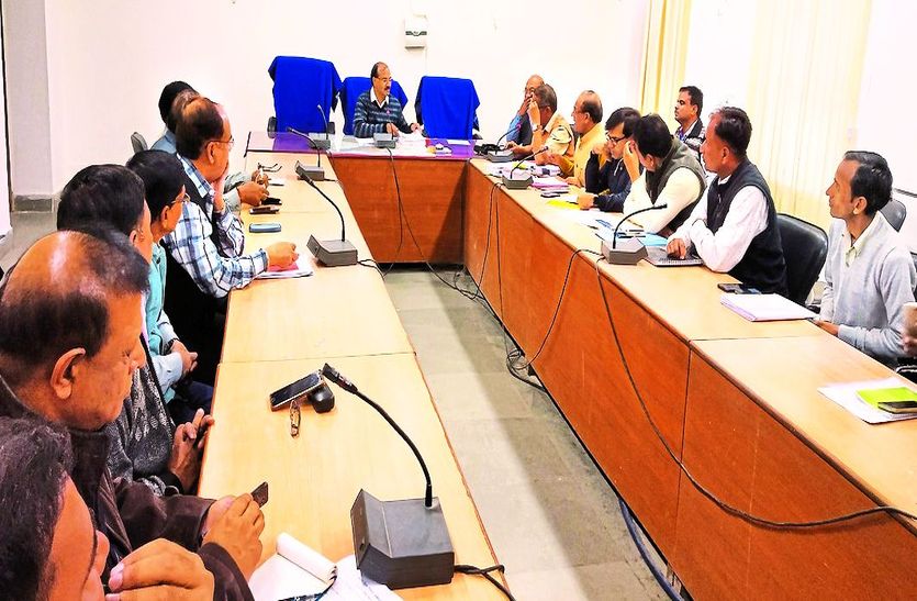 निर्देश देते जिला निर्वाचन अधिकारी।