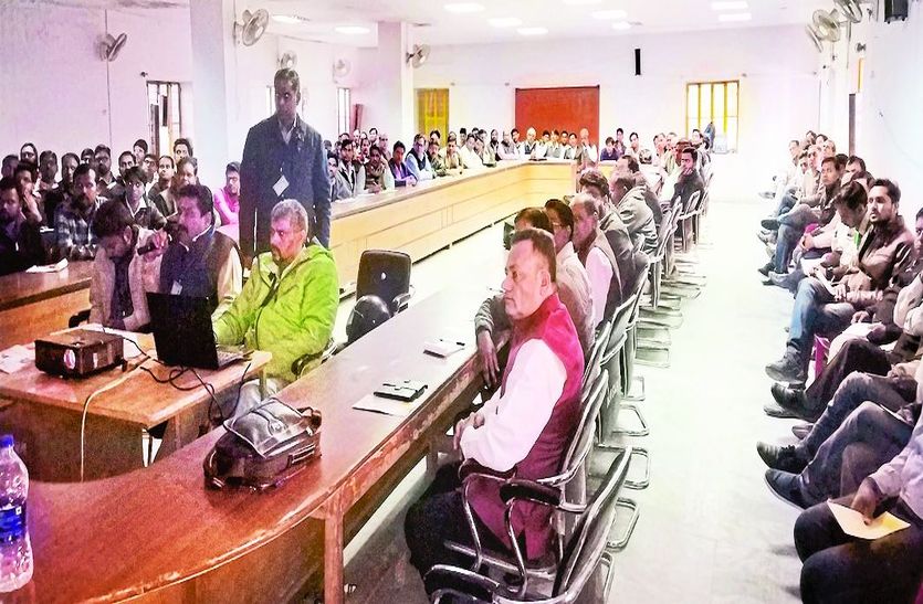 प्रशिक्षण में उपस्थित कार्मिक।
