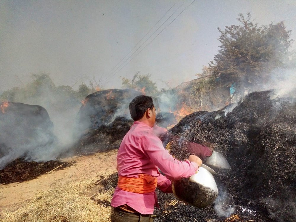Fire in paddy kharhi and paravat