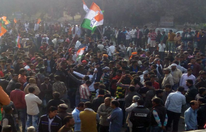 रूझानों के बीच बजते रहे ढोल..समर्थकों का उत्साह चरम पर…