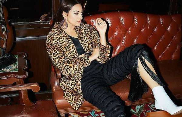 sonakshi sinha hot and glamorous photoshoot goes viral
