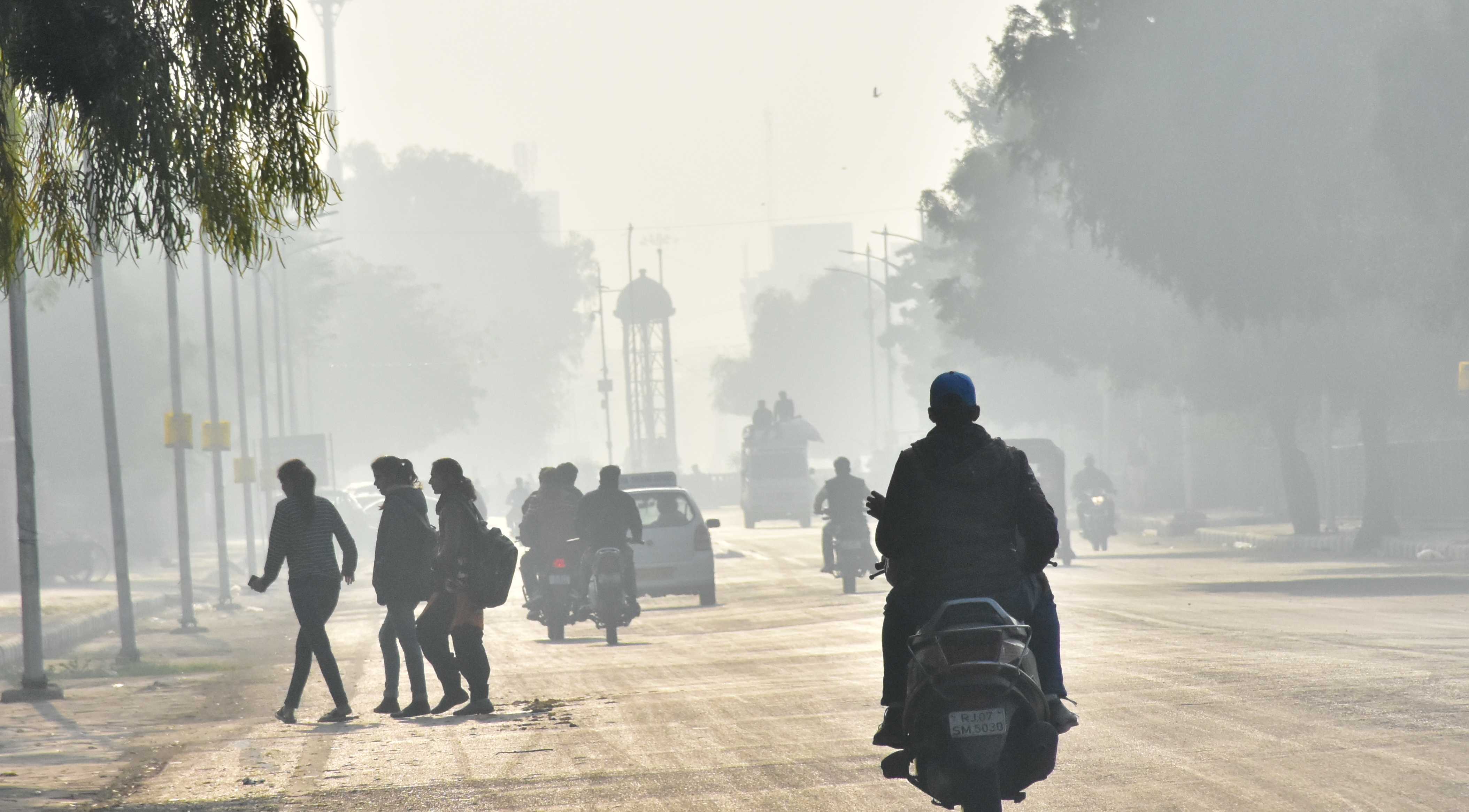 सर्द हवा ने गिराया पारा