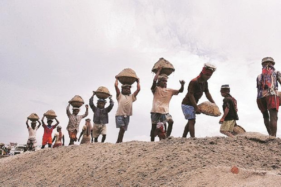 crores-of-rupees-deposited-in-the-mahamandal-yet-the-laborers-forced