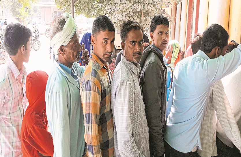 काउंटर पर लगी रोगियों की भीड़ ।