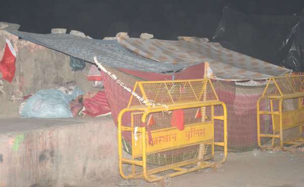 सर्द रातों में खुले में बसेरा