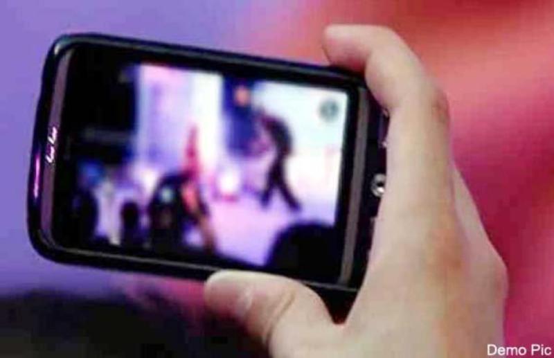 पत्नी का अश्लील वीडियो बनाकर नाबालिग बेटे को दिखाता था पिता, गिरफ्तार
