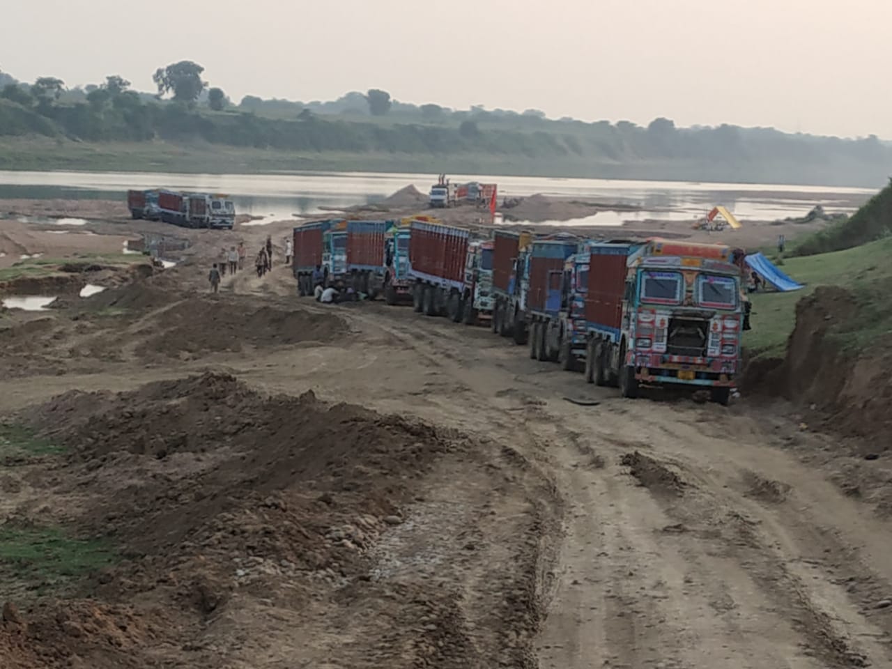 Illegal trade of sand, three poklen seized, two of them in UP