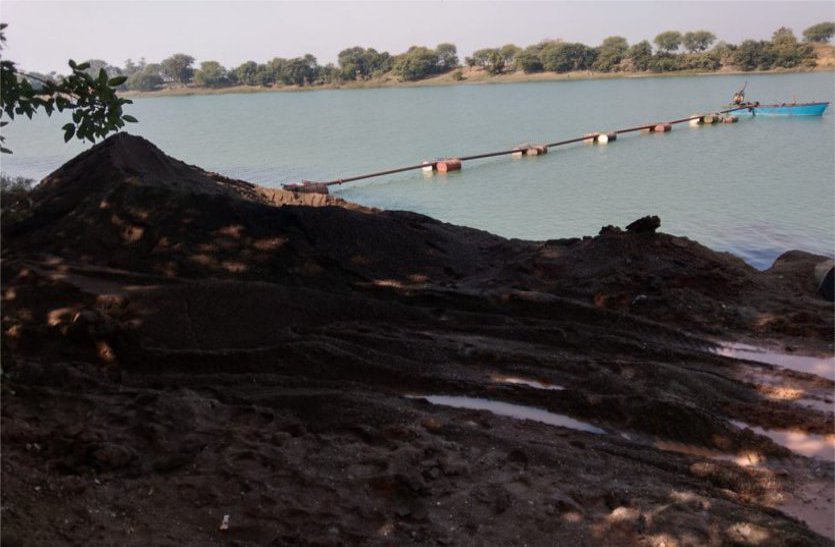 Illegal sand mining in the Betwa river