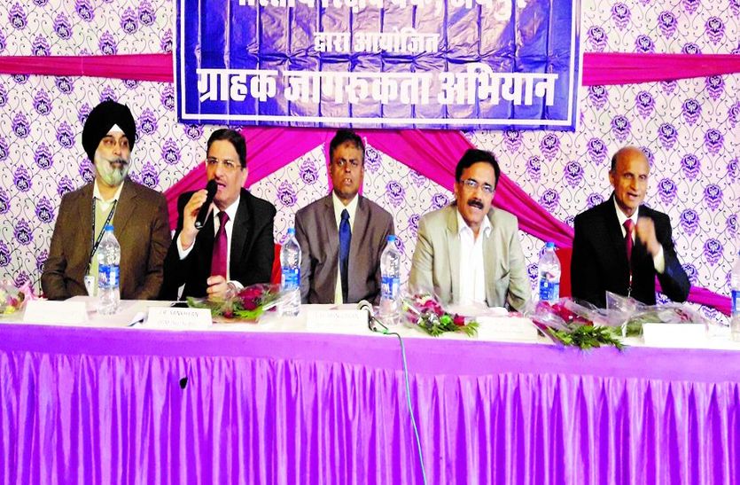 आपके द्वार कार्यक्रम में मंचासीन अतिथि।