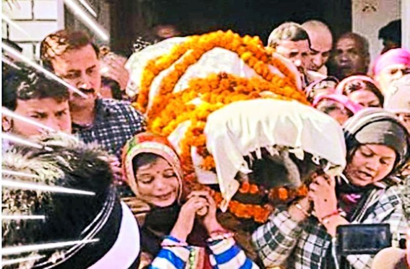 betiyon ne diya pita ki arthi ko kandha