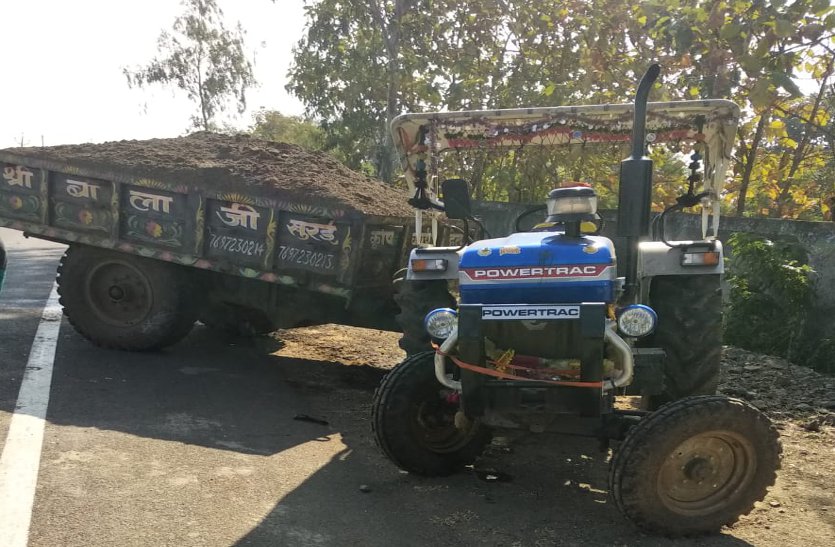 Illegal transport of sand from tractor-trolley