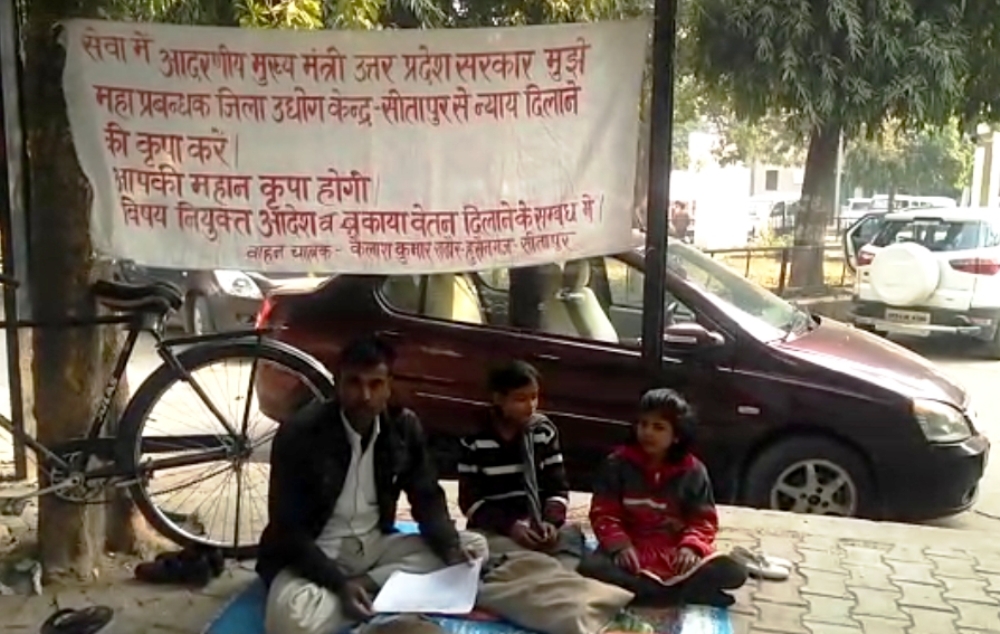 family-sitting-on-the-strike-for-months-in-sitapur