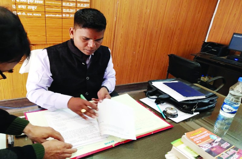 इस दौरान दफ्तर में 12 कर्मचारी समय पर आफिस नहीं पहुंचे