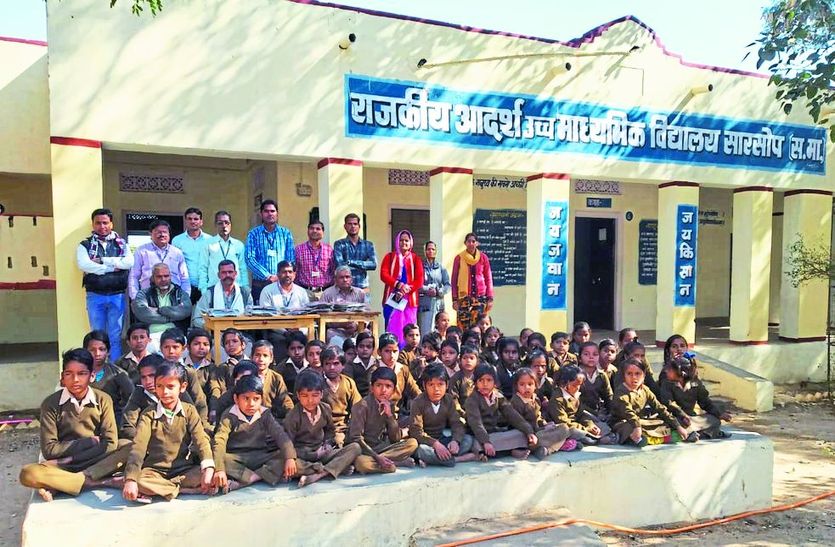 विद्यालय में आयोजित जर्सी वितरण कार्यक्रम में उपस्थित बालक बालिका,