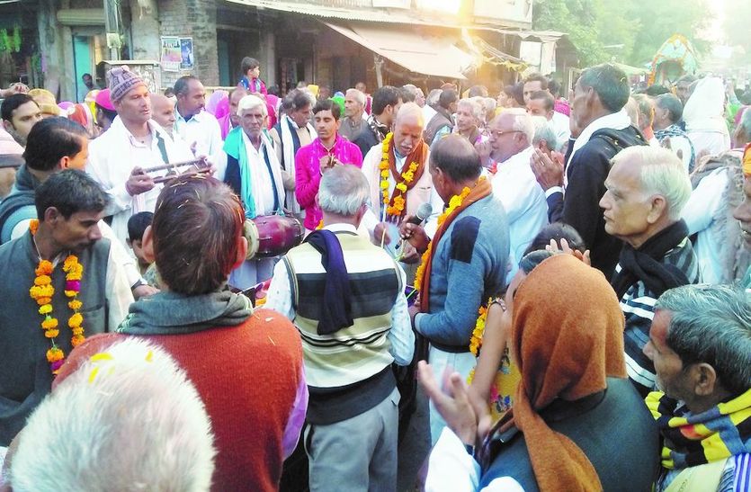फेरी निकालते हुए श्रद्धालु।