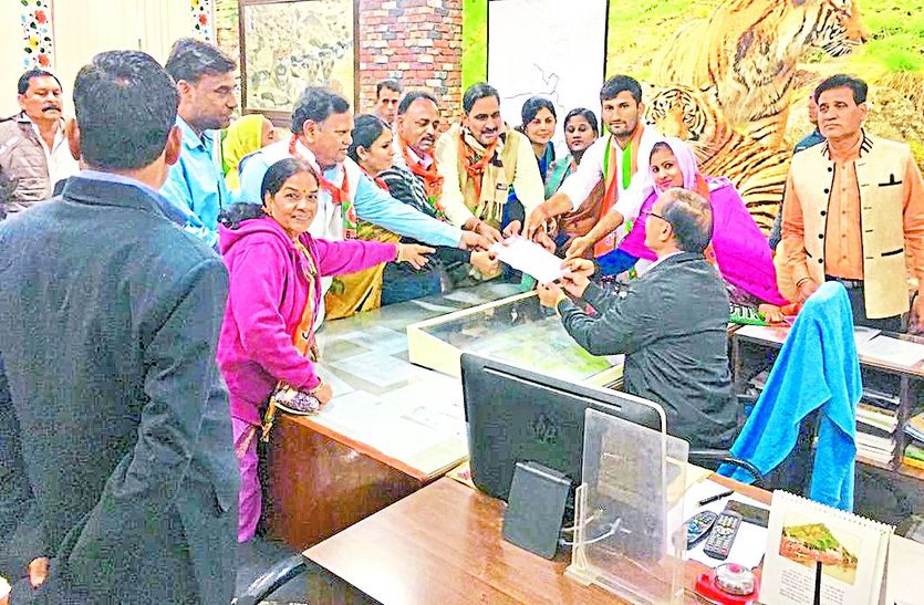 भाजपा पदाधिकारी व कार्यकर्ता।