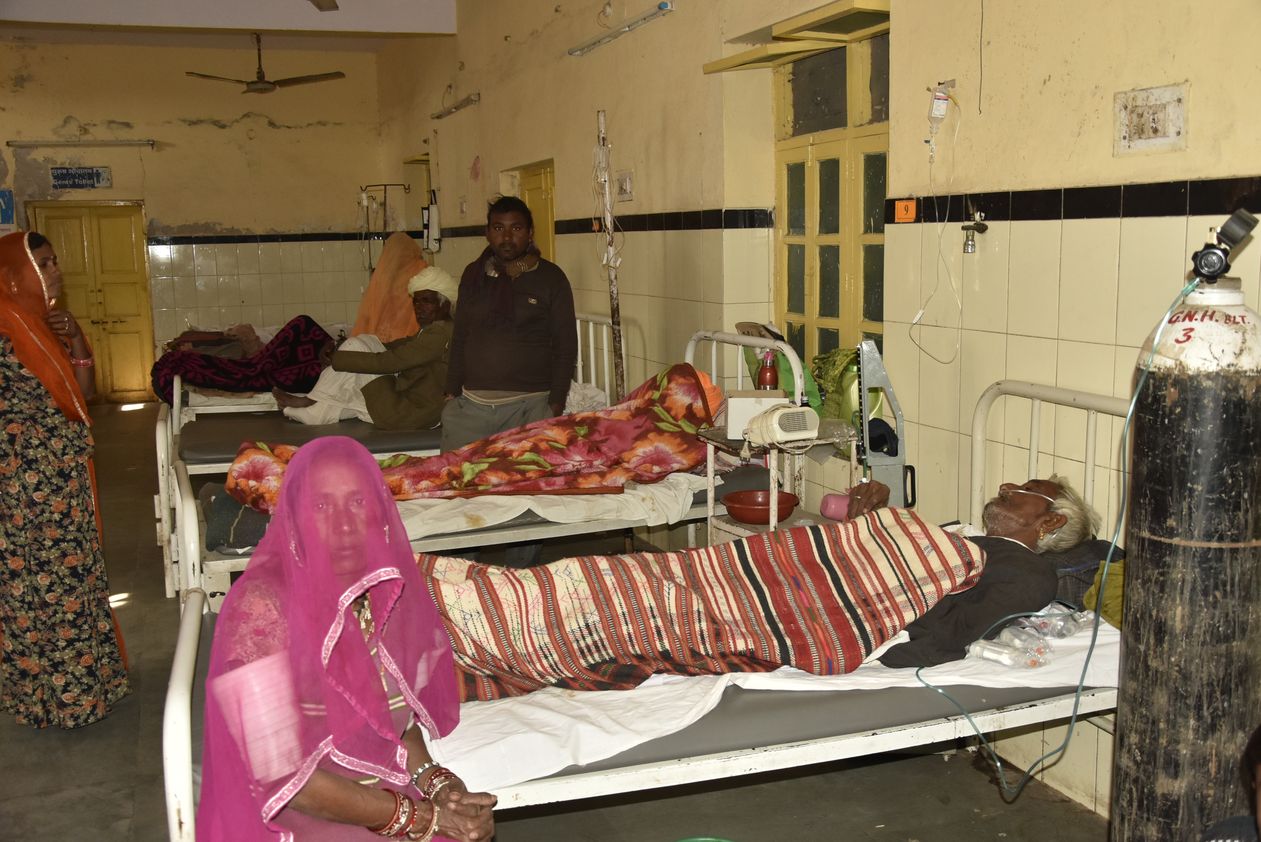 पीएमओ बोले कमी नहीं, मरीज बोले पांच दिन से मांग रहा हूं कंबल देते ही नहीं