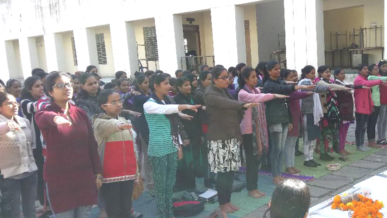 Students undertook yoga and Shramdan, Li's oath of emptiness