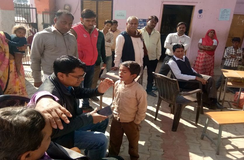 चिकित्सा विभाग के अधिकारी।