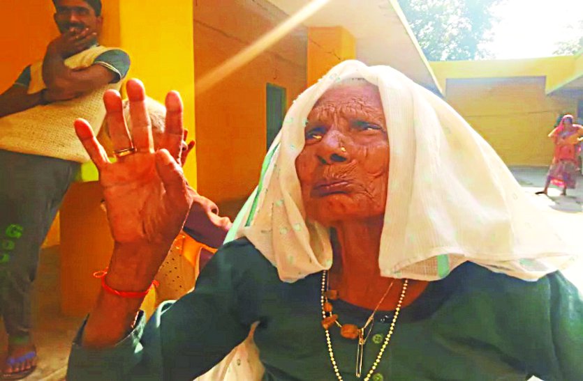 old woman in old age home in bhind
